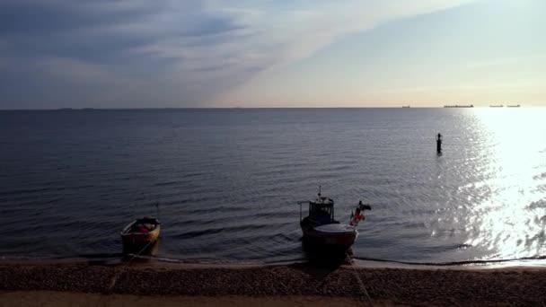 波兰索布海滩上的一艘船从无人驾驶飞机上俯瞰的景象 在波罗的海的日出与渔船 渔民的海港假期和假日 旅游胜地 — 图库视频影像
