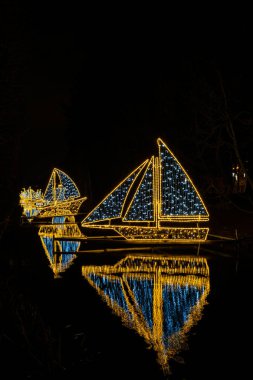 Oliva Park Gdansk Polonya 'da küçük gemiler ve tekneler tatil süslemeleri yaktı. Geceleri güzel bir Noel panayırı. Avrupa 'da kış uykusuna yatmış. Aralık 'ta Noel Pazarı Süslemeleri