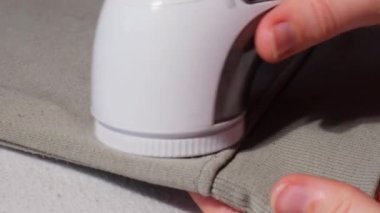 Kadın evde jilet kullanıyormuş. - Ne? Tıraş malzemeleri için bir cihaz. Yumuşak kumaş traşı önleyici. Akrilik ya da yün kazaktan elektrikli taşınabilir kazak çözücü iplik çıkarıcı. Sürdürülebilirlik