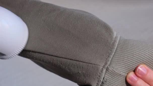 Kobieta Używająca Maszynki Golenia Domu Urządzenie Golenia Ubrań Granulowanych Przeciw — Wideo stockowe