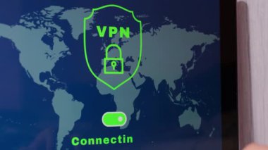 Özel ağı korumak için VPN oluşturma protokollerinin dizüstü bilgisayar uygulama ekranı. İş yeri arka planında kahve kalemi ve internet erişimi olan gizli sanal güvenli ve güvenli bir ağ.
