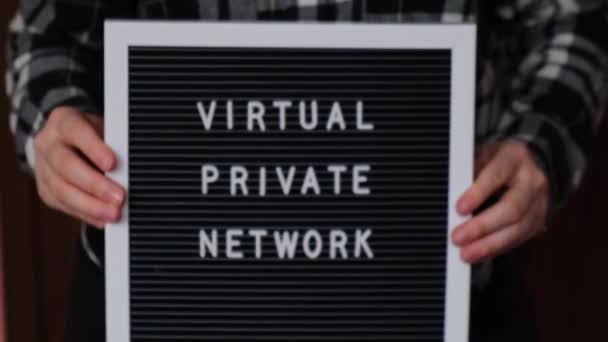女性手持带有Virtual Private Network Vpn文本的留言板创建因特网协议 以保护私人网络匿名安全访问小工具 — 图库视频影像