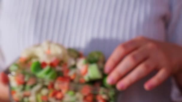 难以辨认的女人对着摄像机显露出冰冻的混合蔬菜自制 收获概念 储存蔬菜作冬季贮存健康食品 烹调配料 — 图库视频影像