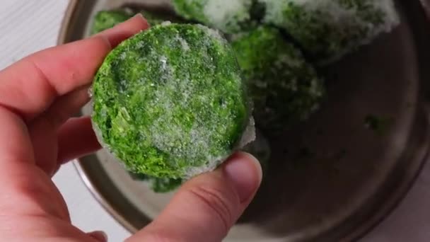 Unerkennbare Frau Zeigt Die Kamera Gefrorene Spinatwürfel Erntekonzept Gemüse Für — Stockvideo