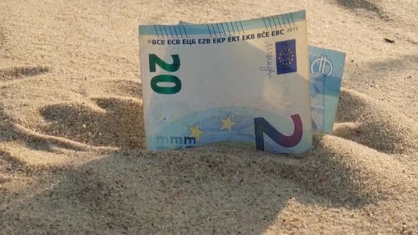 砂浜で20ユーロ請求する 休暇のために節約するコンセプトファイナンス 旅行の休日のコスト シャドウズ バンド — ストック動画