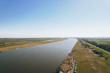 Nehrin insansız hava aracı denize iniyor. Vistula Nehri Deltası Sobieszewo Gdansk Polonya 'daki Baltık Denizi' ne gider. Nehir çevresindeki orman ve küçük köy