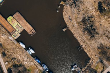 Sobieszewo Adası 'ndaki yat marinası. İlkbaharda Vistula Nehri üzerinde bulunan Gdansk 'ın yeşil bölgesinin hava aracı görüntüsü. 