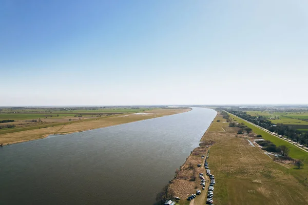 川の空中展望ドローンは海に入ります ヴィスワ川のデルタはソビエセヴォ グダニスク ポーランドのバルト海に注ぐ 川の周りの森と小さな村 — ストック写真