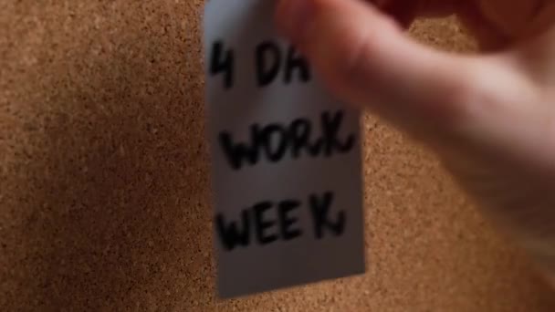 Ruční Pin Poznámka 4Denní Pracovní Týden Text Papíře Poznámku Připíchnutý — Stock video