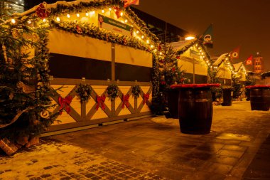 Gdansk Polonya - Aralık 2022 Geleneksel Noel Pazarı Tatili Geceleyin süslenmiş ve aydınlatılmış cadde. Kapalı Ticaret Evleri Yılbaşı Hediyeleri Satılıyor Eski Noel Fuarı Güzel