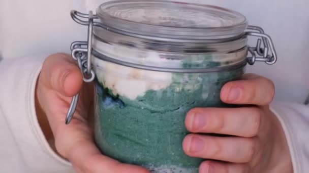 Nierozpoznawalna Kobieta Jedząca Szklany Słoik Naturalny Organiczny Jogurt Domowej Roboty — Wideo stockowe