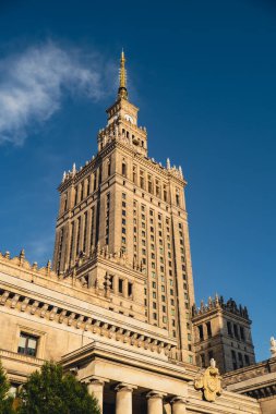 Kültür ve Bilim Sarayı. Warszawa şehir merkezinin güzel mimarisi. Kültür Sarayı da gökyüzü arka planında. Varşova siluetinin ana sembollerinden biri. Seyahat merkezleri turist