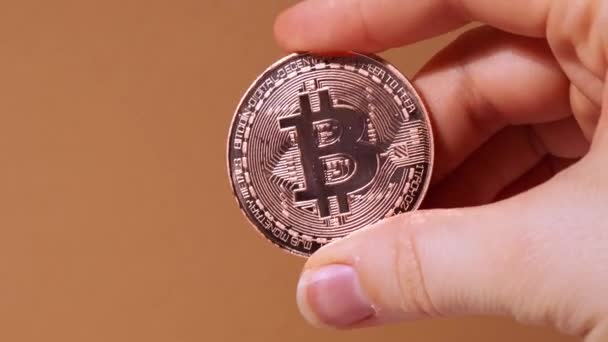 Bitcoin金コインを保持する女性の手 Bitcoinマイニング取引の概念 Btc黄金のお金が回っています 世界中の仮想インターネット暗号通貨または暗号デジタル決済システム デジタルコインマネー — ストック動画