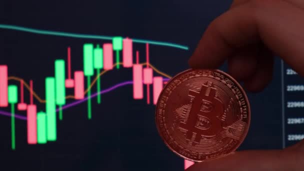Kobieta Trzyma Złotą Monetę Bitcoin Tle Wykresu Giełdowego Koncepcja Handlu — Wideo stockowe