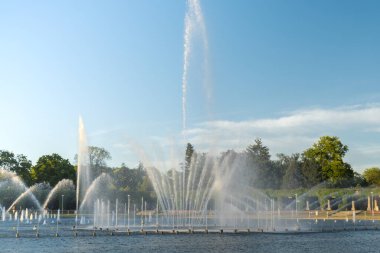 Wroclaw, Polonya 'daki Centennial Hall' da Multimedia Fountain. Polonya 'nın en büyük çeşmesi ve Avrupa' nın en büyük çeşmelerinden biri. Güneş ışığı suyu sıçrıyor. Güzel mimari çeşmesi. Seyahat hedefi