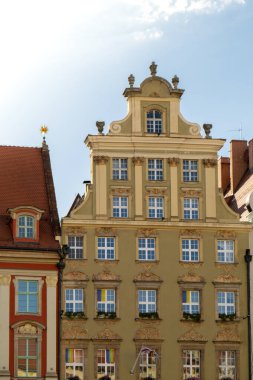 Wroclaw, Polonya Mayıs 2023 Wroclaw merkez pazar meydanı ve eski evler. Silezya 'nın tarihi başkenti, Avrupa. Belediye binası mimari binaları. Eski kasaba katedralleri kilisesi. Seyahat eden turist
