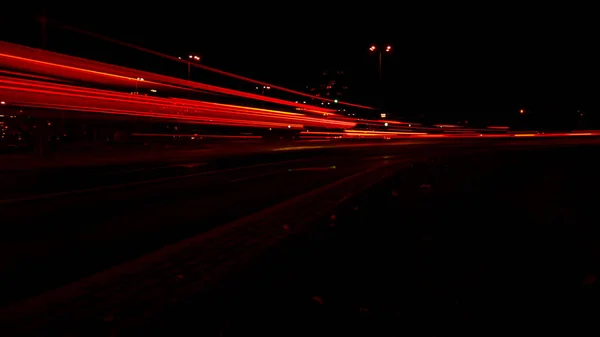 밤에는 거리의 불빛들 고속도로 장기간 줄무늬가길 있습니다 — 스톡 사진