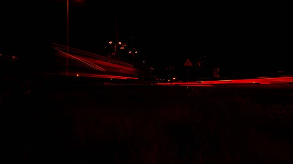 밤에는 거리의 불빛들 고속도로 장기간 줄무늬가길 있습니다 — 스톡 사진