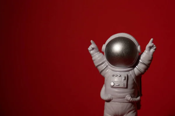 Plast Leksak Astronaut Färgglada Röd Bakgrund Kopiera Utrymme Begreppet Utomjordisk — Stockfoto