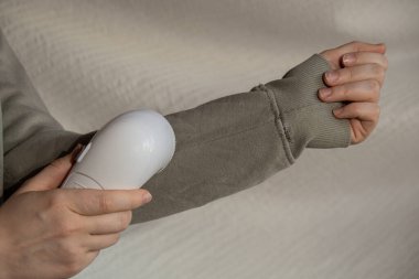 Kadın evde jilet kullanıyormuş. - Ne? Tıraş malzemeleri için bir cihaz. Yumuşak kumaş traşı önleyici. Akrilik ya da yün kazaktan elektrikli taşınabilir kazak çözücü iplik çıkarıcı. Sürdürülebilirlik