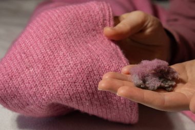 Kadın evde jilet kullanıyormuş. - Ne? Tıraş giysileri için bir cihaz. Yumuşak kumaş traşı önleyici. Pembe akrilik ya da yün kazaktan elektrikli taşınabilir kazak çözücü iplik çıkarıcı. Yavaş moda