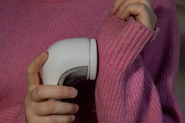 Kadın evde jilet kullanıyormuş. - Ne? Tıraş giysileri için bir cihaz. Yumuşak kumaş traşı önleyici. Pembe akrilik ya da yün kazaktan elektrikli taşınabilir kazak çözücü iplik çıkarıcı. Yavaş moda