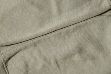 Yeşil kazakta Lints yok. Temizlik ve pamuk ipliği topladıktan sonra. Yakın çekim haplı giysiler. Eski, kullanılmış ipliksiz giysiler. Hasarlı eski bakımların restorasyonu. Kumaş tekstil onarımı