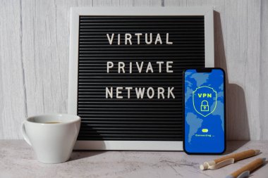 Özel ağların korunması için VPN oluşturma protokollerinin cep telefonu uygulama ekranı. Harf panosu metni VIRTUAL ÖZEL NETworK anonim güvenli ve güvenli İnternet erişimi.