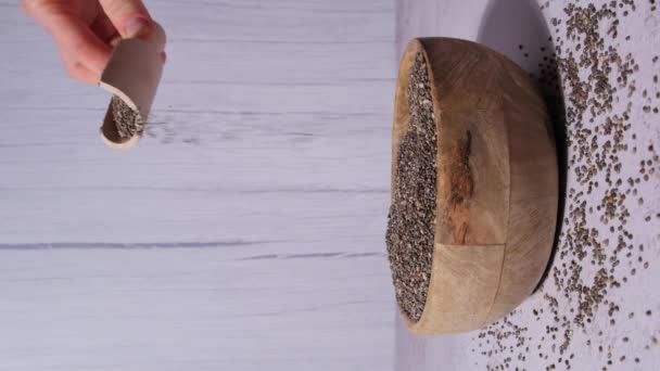 Zpomalená Semena Chia Padají Dřevěné Mísy Zdravé Superpotraviny Bohaté Omega — Stock video