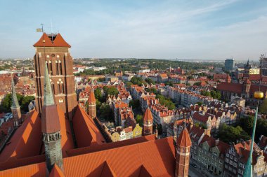 St. Marys Bazilikası Polonya 'nın Gdansk kentindeki güzel panoramik mimarisi. Hava görüntülü insansız hava aracı. Şehir merkezinin yukarıdan manzarası. Avrupa 'daki küçük tarihi yapılar