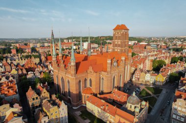 St. Marys Bazilikası Polonya 'nın Gdansk kentindeki güzel panoramik mimarisi. Hava görüntülü insansız hava aracı. Şehir merkezinin yukarıdan manzarası. Avrupa 'daki küçük tarihi yapılar