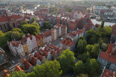 Polonya 'nın Gdansk kentindeki güzel panoramik mimarisi. Hava görüntülü insansız hava aracı. Şehir merkezinin yukarıdan manzarası. Küçük klasik tarihi binalar Avrupa Turist Çekimi