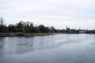 Wroclaw manzara manzarası. Odra Nehri Silezya 'nın tarihi başkenti, Avrupa. Belediye binası mimari binaları. Eski kasaba katedralleri kilisesi. Seyahat yeri 