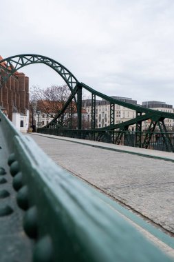 Tumski Köprüsü ve Wroclaw Katedrali. Wroclaw tarihi şehir manzarası. Belediye binası mimari binaları. Eski kasaba katedralleri kilisesi. Seyahat yeri 