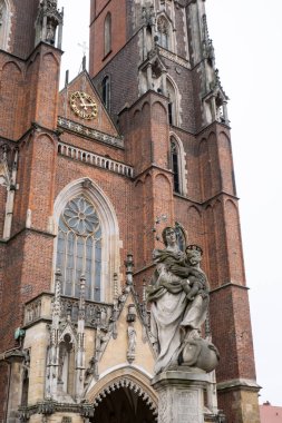 Wroclaw, Polonya Mayıs 2023 Tumski adasındaki Wroclaw Katedrali 'nin detayları. Silezya 'nın tarihi başkenti, Avrupa. Belediye binası mimari binaları. Eski kasaba katedralleri kilisesi. Seyahat eden turist