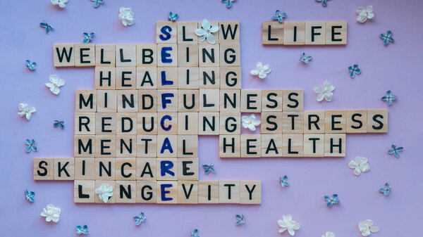 Вид сверху на слово SELLARE на фиолетовом фоне с цветами. Минимализм творческий кроссворд концепции. Послание к тексту Медленная жизнь благополучие исцеление памятование снижение стресса психического здоровья