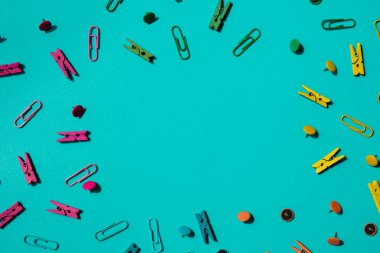 Sınır çerçevesi okul kırtasiyesinden yapılmış. Metnin için boşluk kopyala veya öğrenciler ve öğretmenler için eğitici selamlama duyurusu yap. Yaratıcı ve renkli bir geçmişi var. Yeni öğrenim yılı kavramı