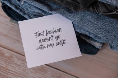 FAST FASHION Kotların giyiminin çeşitliliğiyle ilgili kağıt üzerine yazdığım yazıya uymuyor. İkinci el sürdürülebilir alışveriş. Kapsül gardırobu çok az. Sürdürülebilir moda aşırı tüketimi, bilinçli satın alma