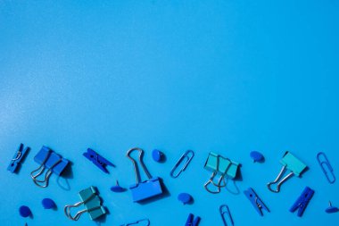 Tek renkli çerçeve sınırı okul kırtasiyesi ofis malzemelerinden yapılmış. Metnin için boşluk kopyala veya öğrenciler ve öğretmenler için eğitici selamlama duyurusu yap. Yaratıcı canlı mavi arkaplan
