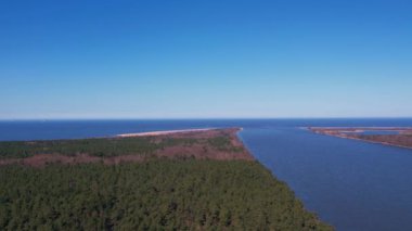 Nehrin insansız hava aracı denize iniyor. Vistula Nehri Deltası Sobieszewo Gdansk Polonya 'daki Baltık Denizi' ne gider. Nehir çevresindeki orman ve küçük köy