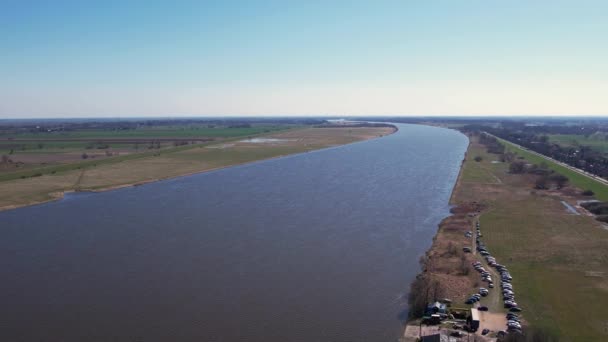 空中俯瞰的河水流入大海 维斯瓦河三角洲位于波兰索比谢沃格但斯克的波罗的海 河流周围的森林和小村子 — 图库视频影像
