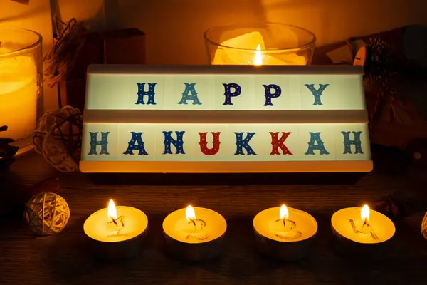 四个烛台 带有日历光盒 文字为Happy Hanukkah传统的燃烧圣诞蜡烛台 其数字为圣诞节的倒数 美丽的女修道院在家里 喜庆烛光 — 图库照片