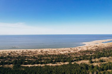 Nehrin insansız hava aracı denize iniyor. Vistula Nehri Deltası Sobieszewo Gdansk Polonya 'daki Baltık Denizi' ne gider. Nehir çevresindeki orman ve küçük köy