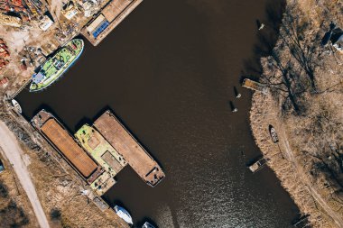 Sobieszewo Adası 'ndaki yat marinası. İlkbaharda Vistula Nehri üzerinde bulunan Gdansk 'ın yeşil bölgesinin hava aracı görüntüsü. 