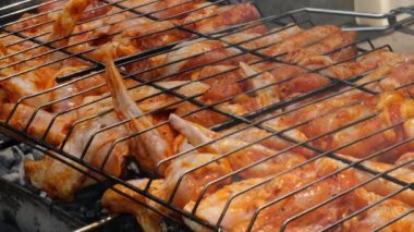Barbeküde ızgara ızgarada kızarmış tavuk. Baharat taze ızgara tavuk kanatlarına dökülüyor. Yaz partisi yemekleri. Barbekü Sulu ızgara ızgarada kızarmış tavuk budu. 