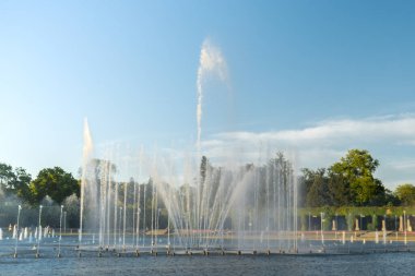 Wroclaw, Polonya 'daki Centennial Hall' da Multimedia Fountain. Polonya 'nın en büyük çeşmesi ve Avrupa' nın en büyük çeşmelerinden biri. Güneş ışığı suyu sıçrıyor. Güzel mimari çeşmesi. Seyahat hedefi