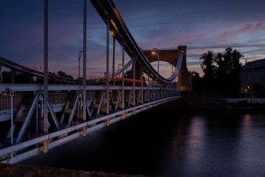 Wroclaw Old Town 'da panoramik akşam manzarası. Ada silueti ve St John Katedrali Odra nehri boyunca köprüsü olan. Wroclaw, Polonya. Grunwaldzki köprüsü Odra nehri üzerinde