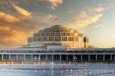 Wroclaw Polonya Mayıs 2023 Centennial Hall 'da Multimedia Fountain. Unesco 'nun eşsiz mimarisi için Dünya Mirası Sitesi, Centennial Hall' un dış mekanı.. 