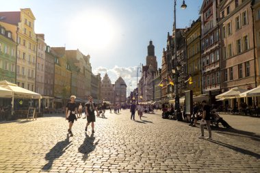 Wroclaw, Polonya Mayıs 2023 Wroclaw merkez pazar meydanı ve eski evler. Silezya 'nın tarihi başkenti, Avrupa. Belediye binası mimari binaları. Eski kasaba katedralleri kilisesi. Seyahat eden turist