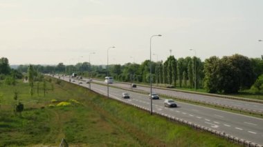 Gdansk Polonya Avrupa otobanında trafik sıkışıklığında yoğun arabaların hava görüntüsü. Otoyol kavşağında trafik sıkışık. Arabalı yol. 